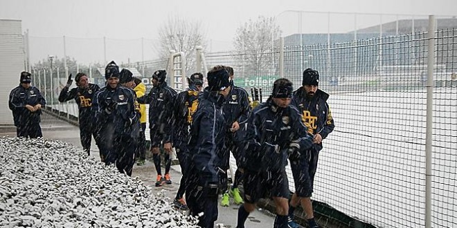 Il Parma si allena sotto la neve