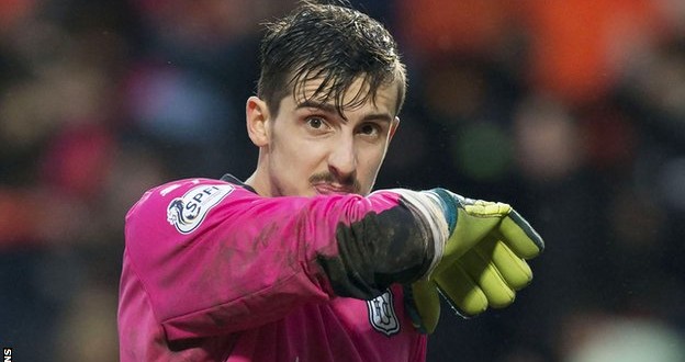 Un esordio da incubo. Talmente orribile da costare al malcapitato portiere la rescissione del contratto. Il portiere tedesco Arvid Schenk di sicuro non dimenticherà mai più l’esordio tra i pali dell’FC Dundee