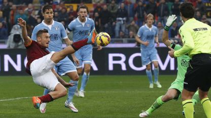 Totti gran gol alla Lazio