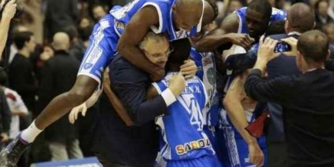 Basket, Sassari batte Milano e vola in finale