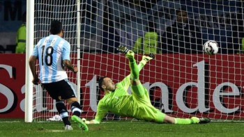 Tevez Argentina rigore decisivo contro la Colombia