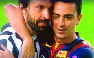 Xavi abbraccia Pirlo