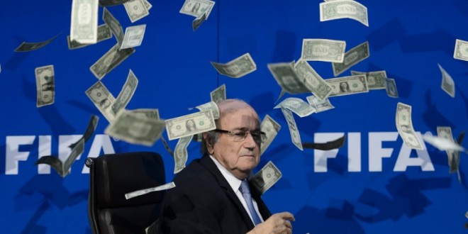 Blatter contestato con lancio di banconote false