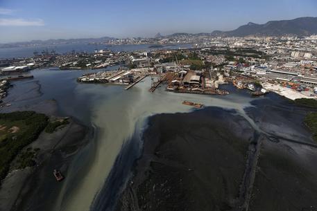 Baia di Guanabara contaminata