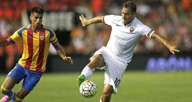 Francesco Totti contro il Valencia