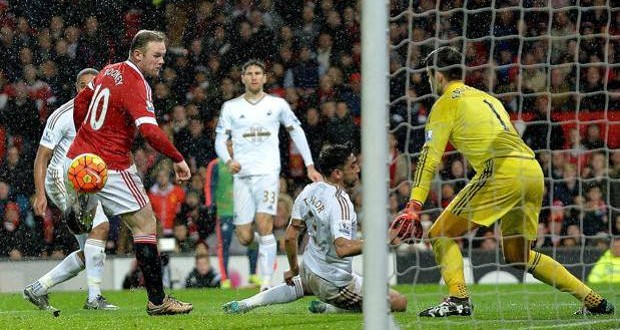 Rooney gol di tacco Manchester United Premier League, foto Epa