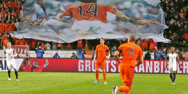 Cruyff: Olanda-Francia si ferma al 14', omaggio al Mito