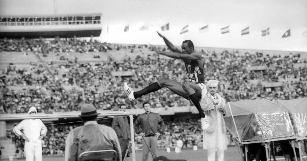Il salto impossibile di Bob Beamon a Città del Messico 1968