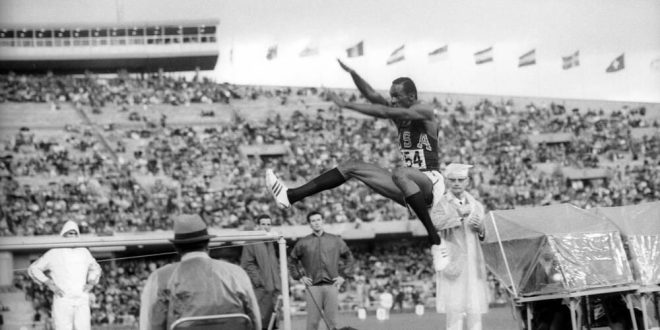 Il salto impossibile di Bob Beamon a Città del Messico 1968